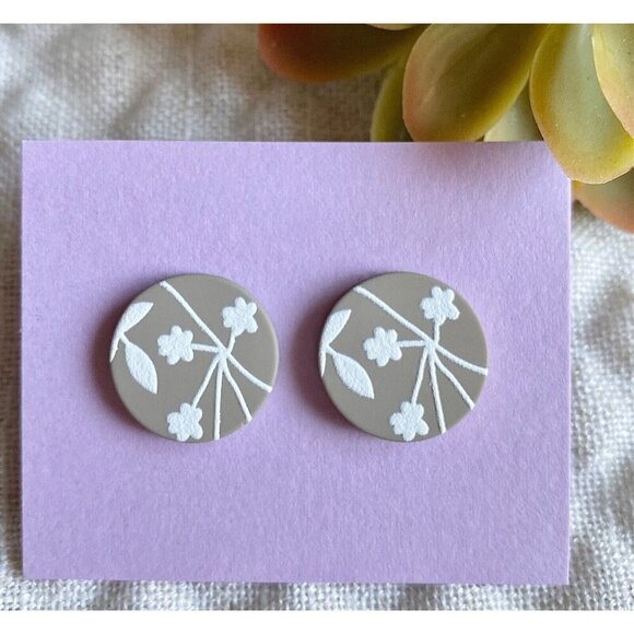 New Taupe & White Flower Leaf Circle Retro 80s Style Matte Finish Stud Earrings - Picture 3 of 4